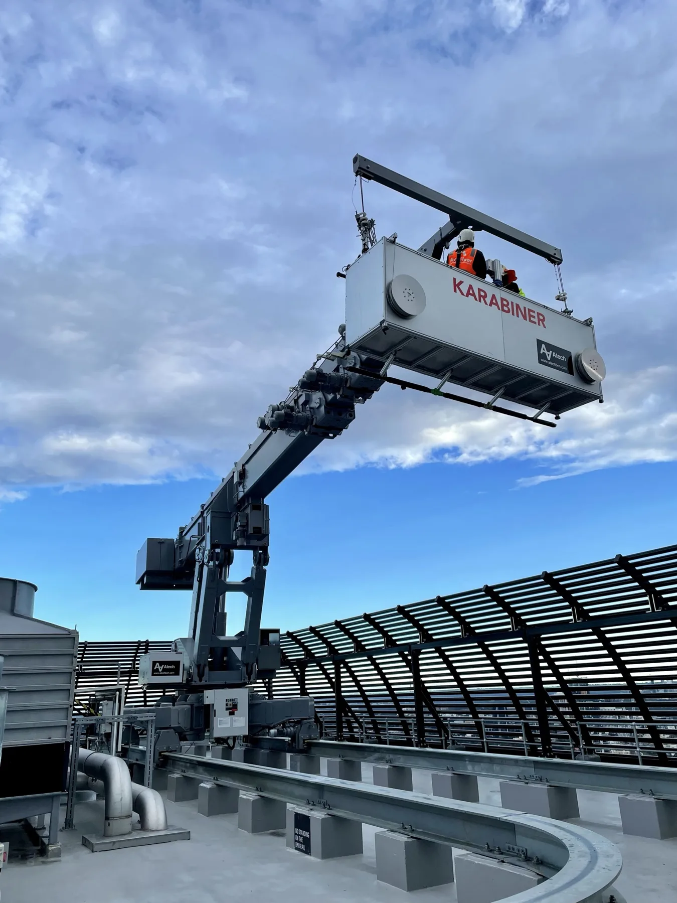 Karabiner BMU with its cradle raised on a curved rooftop track