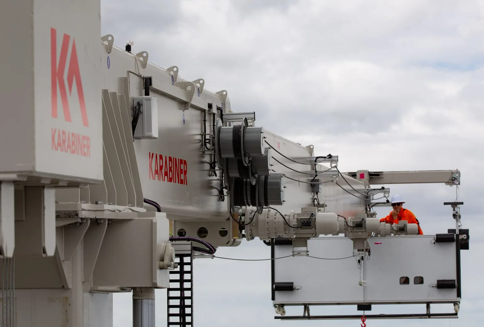 Close-up of a Karabiner BMU with the operator in the cradle at the end of the jib